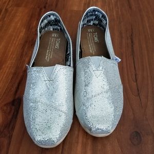 EUC TOMS silver shimmer